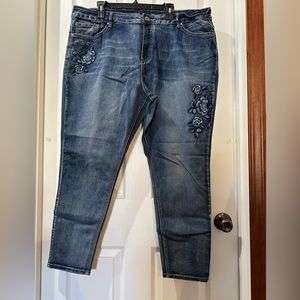 AVENUE - JEANS - 26/28 JEANS - Lovely embroidery.